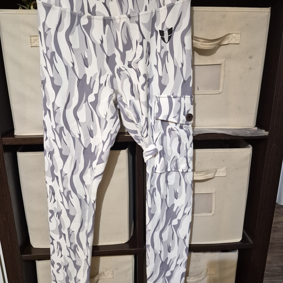 Stylish Gray Camouflage Leggings - Picture 3 of 7
